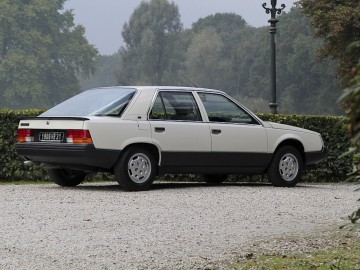 35 lat Renault 25